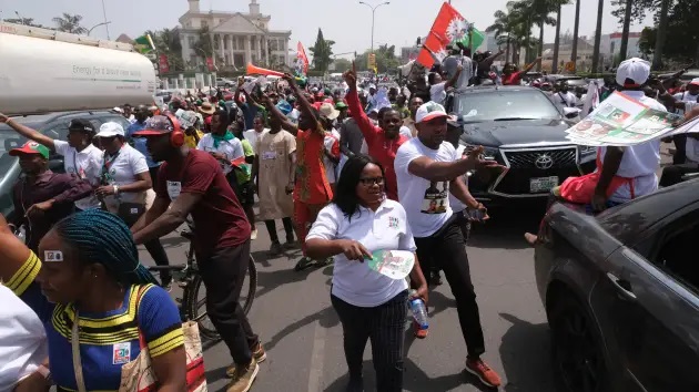 ABUJA, Niger, a - 18. února 2023: Příznivci nigerijské Labour Party pochodují v ulicích během celosvětového pochodu za prezidentského kandidáta Labour Party (LP) Petera Obiho před nigerijskými prezidentskými volbami plánovanými na 25. února 2023.