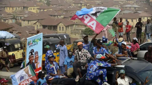 IBADAN, Nigérie – 16. února 2023: Příznivci Bola Ahmeda Tinubu, prezidentského kandidáta All Progressives Congress (APC), přehlídka během prezidentské kampaně strany v Ibadanu v Nigérii.