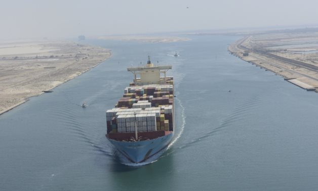 Loď proplouvající Suezským průplavem