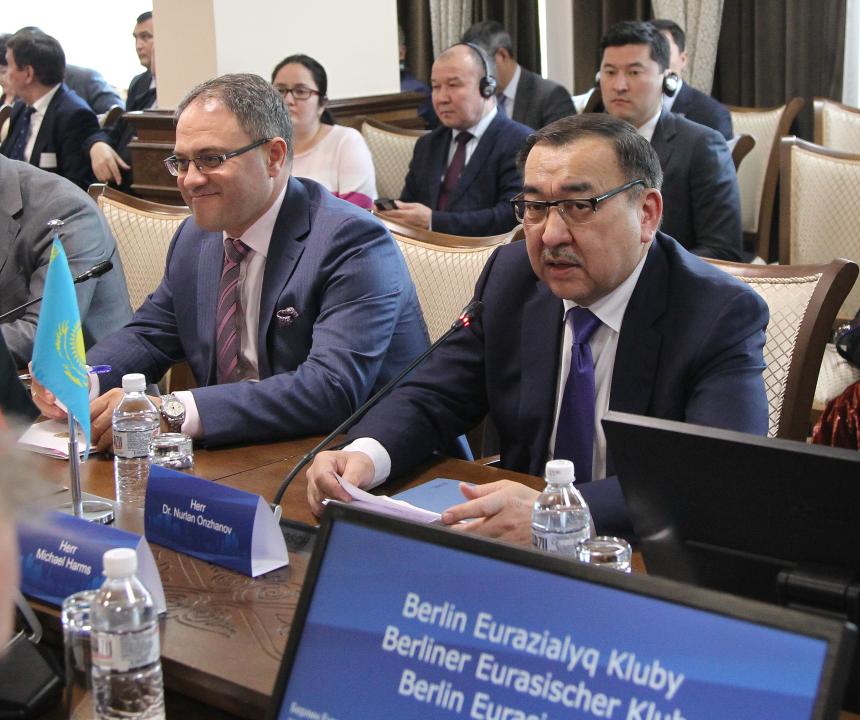 Kazachstán vážně sází na vzdělávání a rozvoj lidského kapitálu, který by se spolu s německým know-how a vyspělými technologiemi měl stát jedním z klíčových faktorů přispívajících k posouvání kazašsko-německé spolupráce na kvalitativně novou úroveň