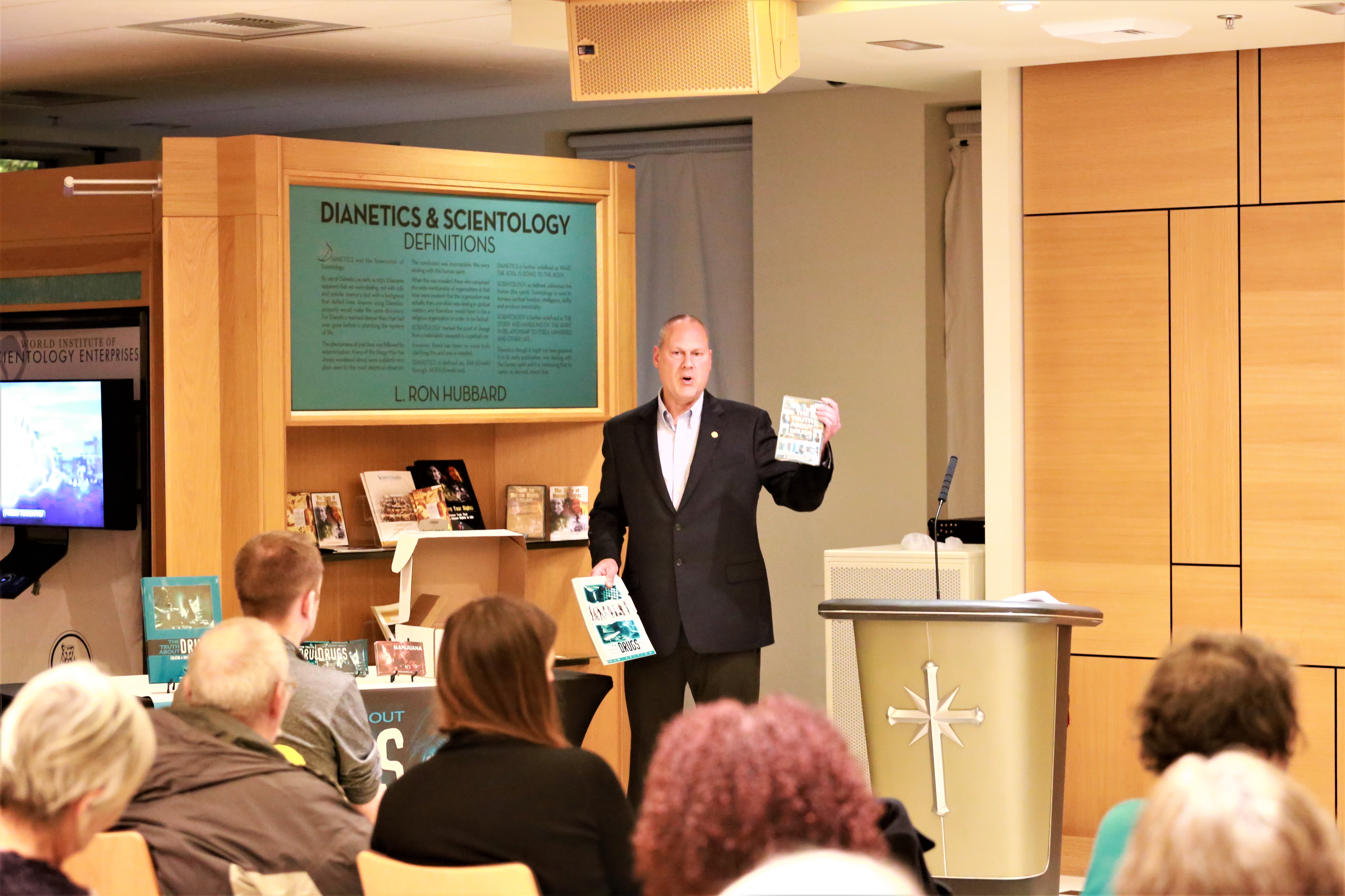 Dave Scattergood sdílí iniciativu Truth About Drugs na semináři v Scientologické církvi v Seattlu.