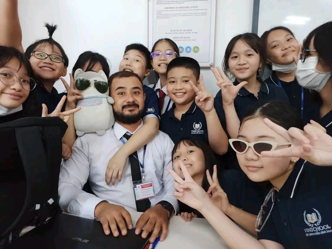 Dostonbek Siddikov Uzbek ve Vietnamu obdržel ocenění Učitel roku
