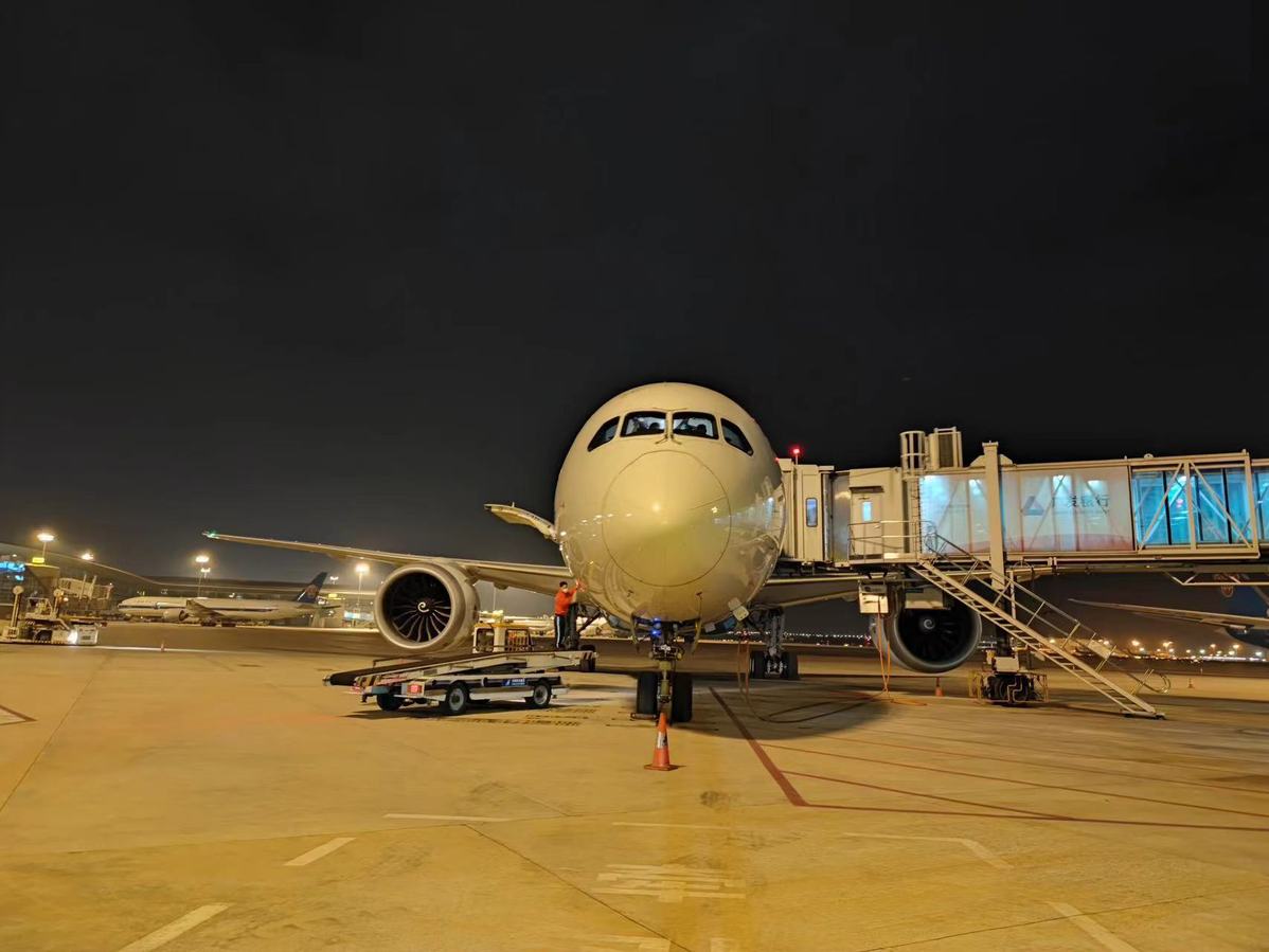 První mezinárodní let po zrušení COVID omezení vstupu přistál v Číně