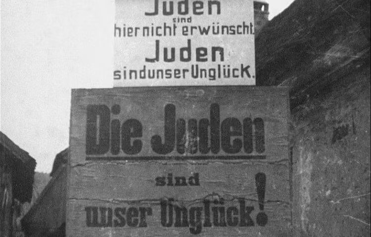 Nápis na plotě zní: „Židé zde nejsou vítáni. Židé jsou naše neštěstí“ (kolem roku 1935). Foto: United States Holocaust Memorial Museum, zdroj neznámý