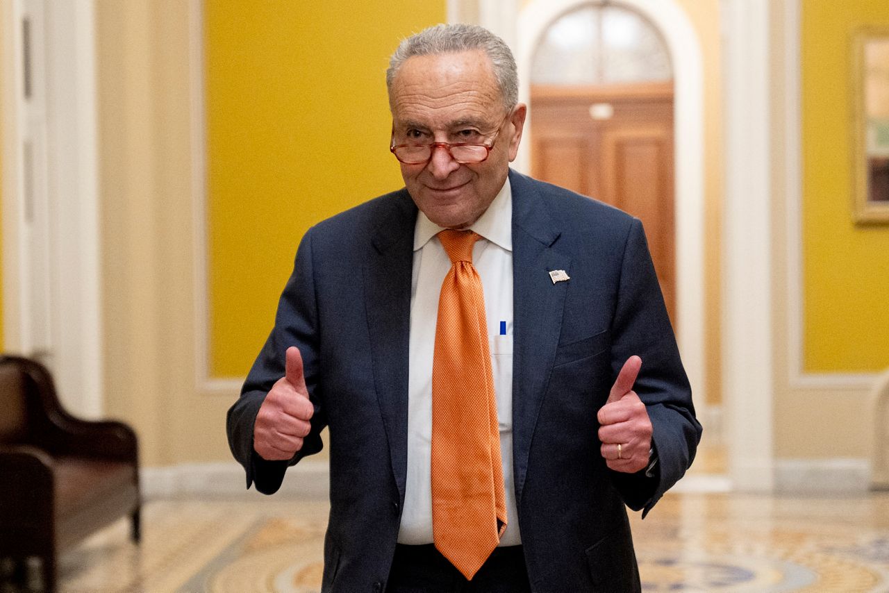Vůdce většiny Senátu Chuck Schumer, DN.Y., dává dva palce nahoru, zatímco Senát hlasuje pro schválení 45denního zákona o financování, aby federální agentury zůstaly otevřené, v sobotu 30. září 2023 ve Washingtonu.