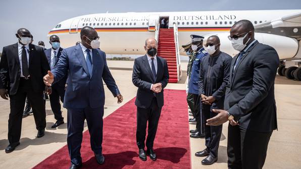 Spolkového kancléře Olafa Scholze (čtvrtého zleva, SPD) vítá s vojenskými poctami na letišti Macky Sall, prezident Senegalské republiky. Dakar je první zastávkou na cestě kancléře Olafa Scholze do Afriky. Pak do Nigeru a Jižní Afriky.