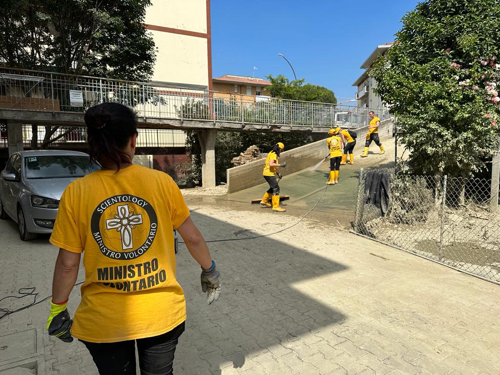 Scientologičtí dobrovolní duchovní v z Padova Itálii pomáhali likvidovat následky záplav