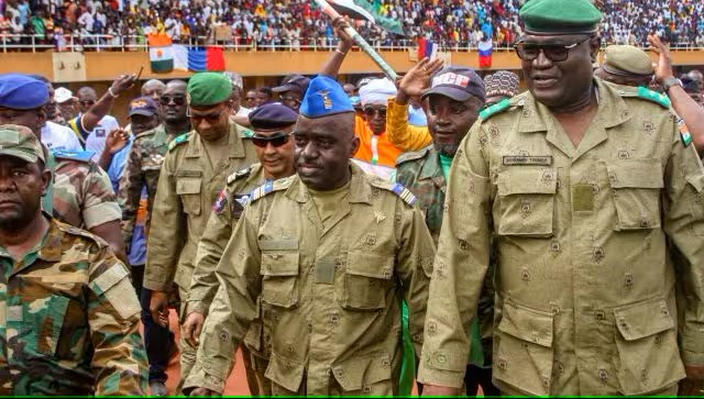 Členové vojenské rady, která provedla převrat v Nigeru, se 6. srpna účastní shromáždění na stadionu v Niamey.