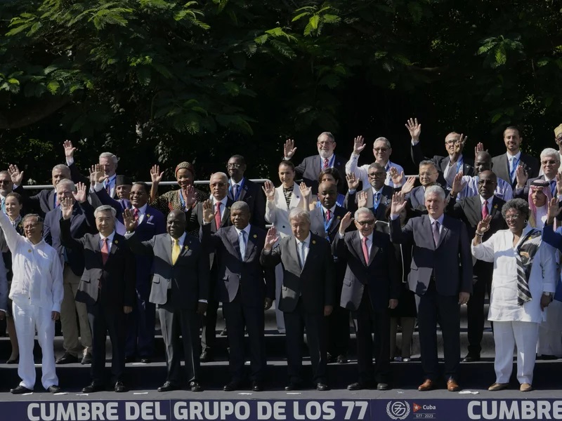 Lídři pózují pro skupinovou fotografii na summitu G77+Čína v Havaně na Kubě v pátek 15. září 2023. Pátý zleva je generální tajemník OSN Antonio Guterres stojící vedle Raula Castra a kubánského prezidenta Miguela Diaz-Canela.