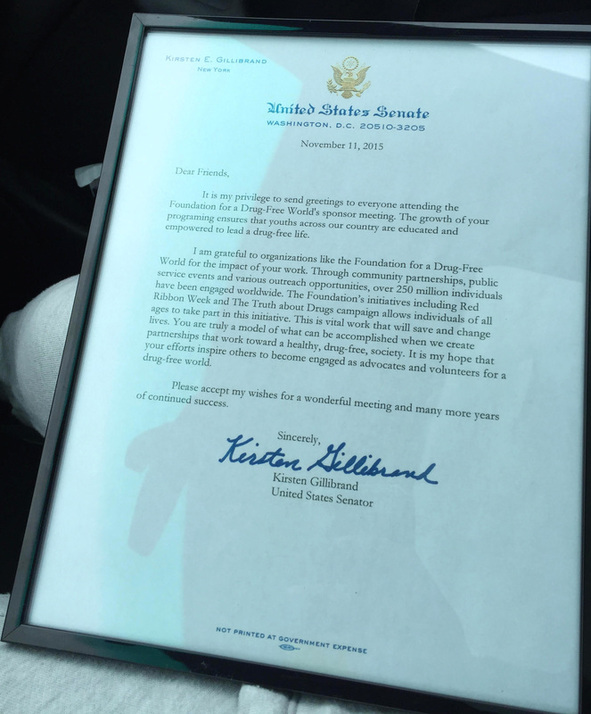 Kristen Gillibrand – Senátor spojených států amerických – ocenění aktivit nadace pro svět bez drog od Amerického politika