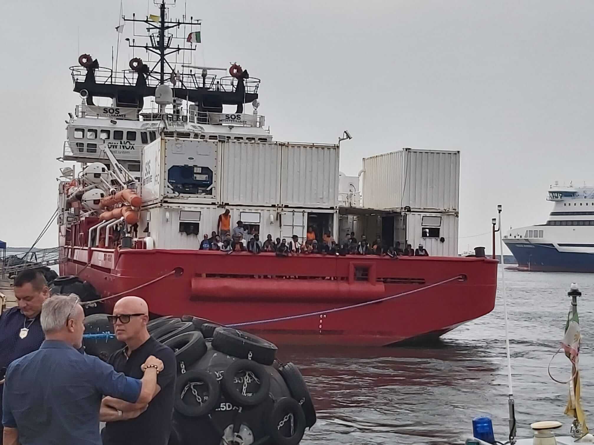 Loď Ocean Viking ze Sos Mediterranée kotví v neapolském přístavu