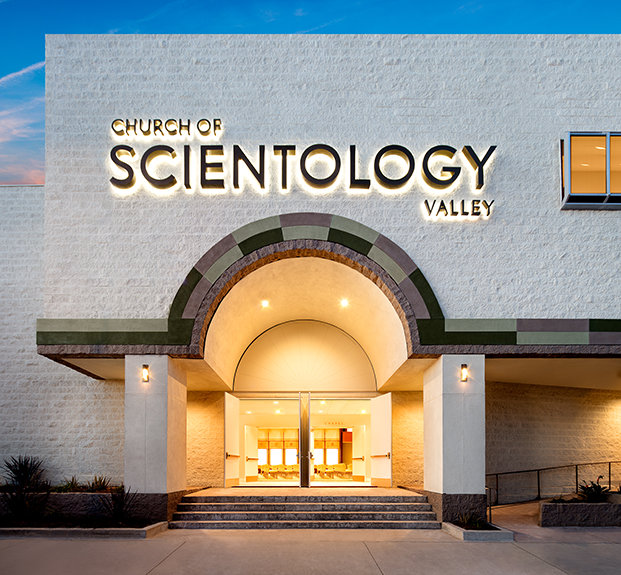 Budova Scientologické církve stojí v údolí San Fernando v Kalifornii