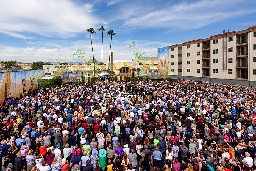 v neděli 19. března 2017 ve 13 hodin se sešlo 5 000 scientologů, aby byli svědky toho, jak největší ideální scientologická církev v Severní Americe San Fernando - Scientology the Valley