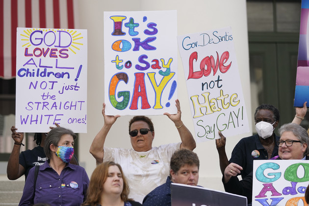 Návrh zpřísňuje omezení školních hodin o sexuální identitě a genderové orientaci, což by podle zákonodárců mělo probíhat doma