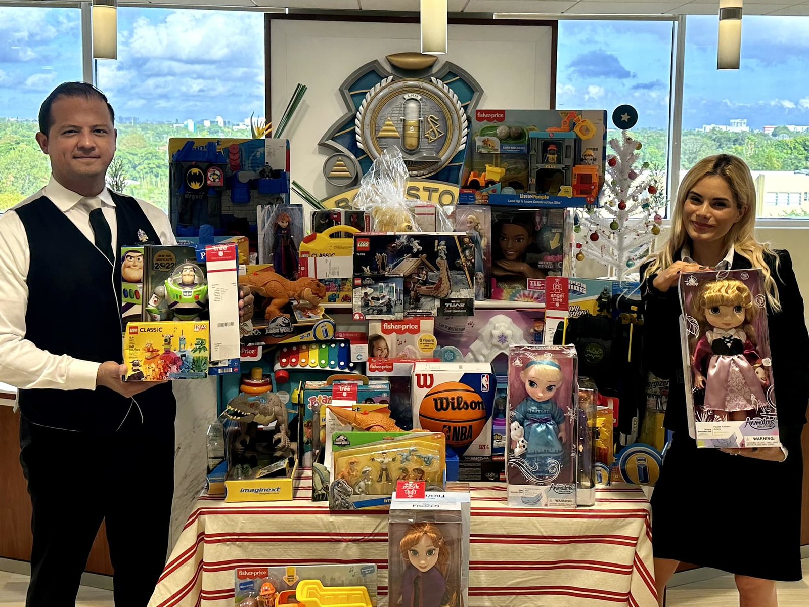 Předvánoční akce Hračky pro potřebné děti zorganizovaná zaměstnanci Scientologické církve Miami