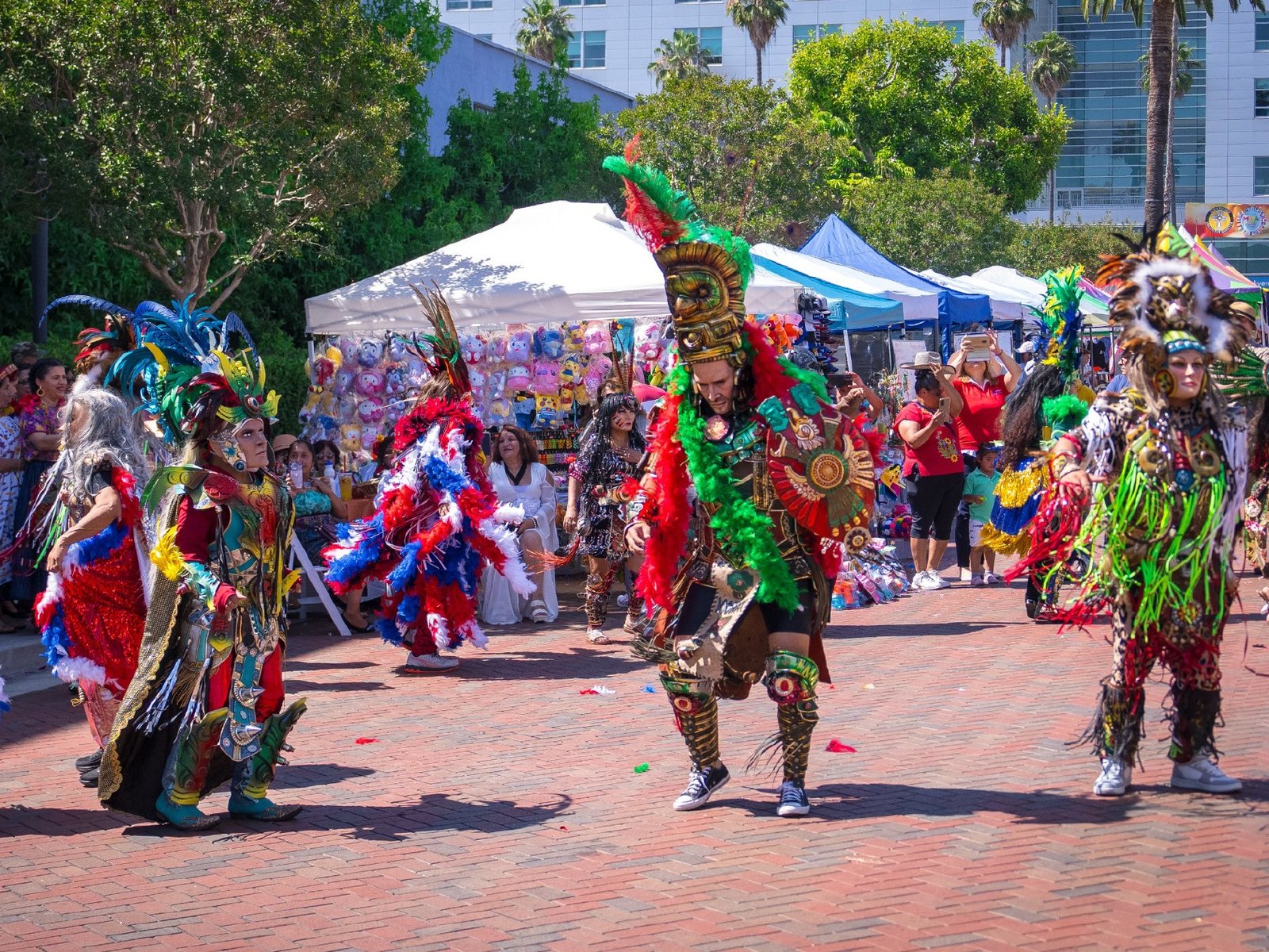 Tradiční tance zahrnují masky a propracované kostýmy